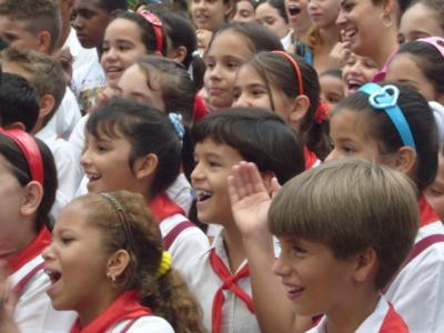 Los niños cubanos saludamos a los trabajadores